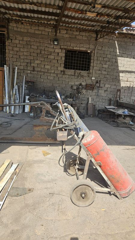 Газовый резак в комплекте.