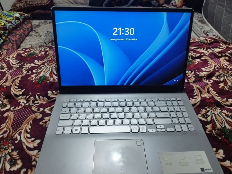 Asus notebook sotiladi