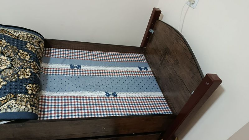 Срочно продам детский диван 2 штуку Срочно продам детский диван 2 штуку