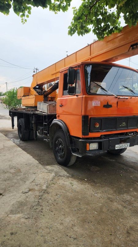 Холати аъло ишлаб турган автокран Холати аъло ишлаб турган автокран