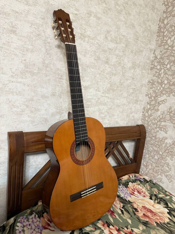 Продаю гитару Yamaha C40