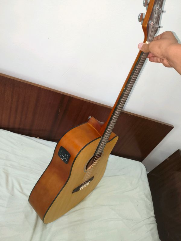Akustik gitara sotiladi Akustik gitara sotiladi