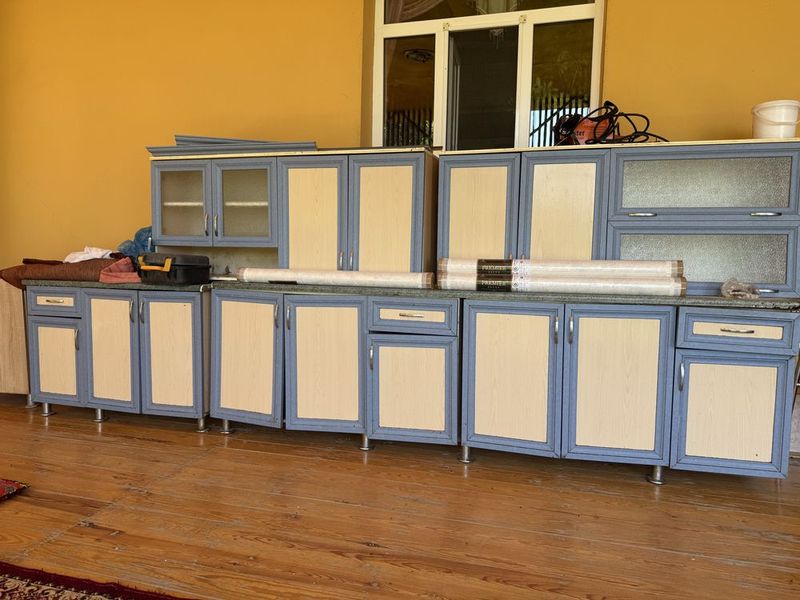 Oshxona mebel foydalansa boladi holati yaxshi katta mebel kop narsa