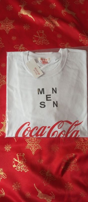 Продаётся футболка с логотипом Coca- Cola. Продаётся футболка с логотипом Coca- Cola.