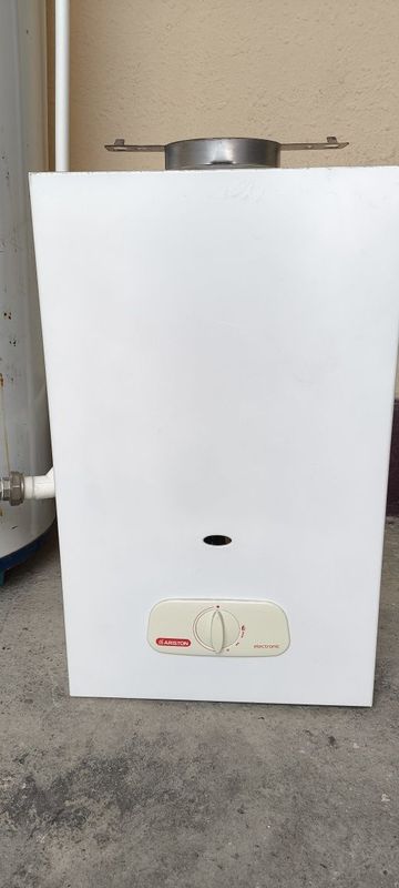 Продаётся Газовый колонка Аристон. Продаётся Газовый колонка Аристон.
