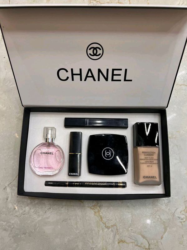 CHANEL 6 in 1 kosmetik nabor CHANEL 6 in 1 kosmetik nabor