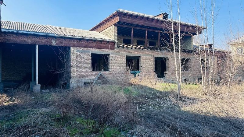 Андижон шахрихон йу'лида битмаган коробка ховли сотилади