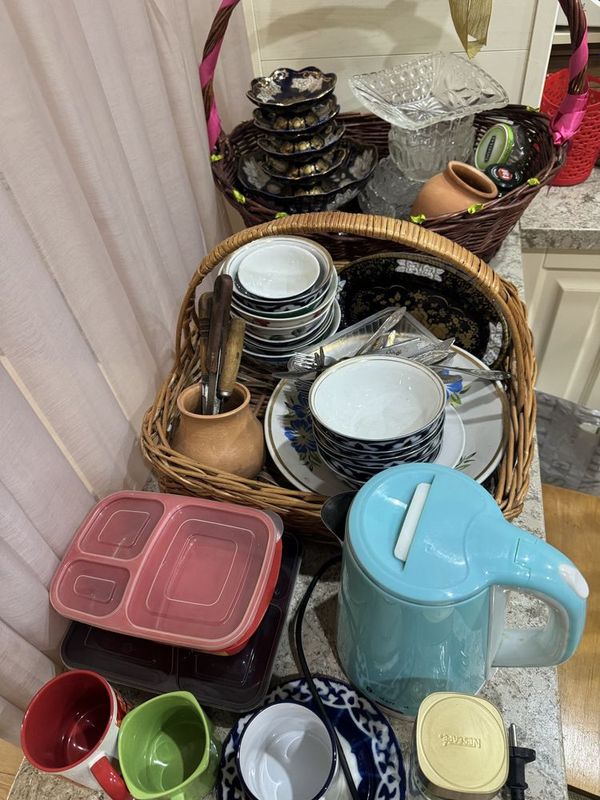 Продам посуду ,чайник электрический и все,что на фото разом Продам посуду ,чайник электрический и все,что на фото разом
