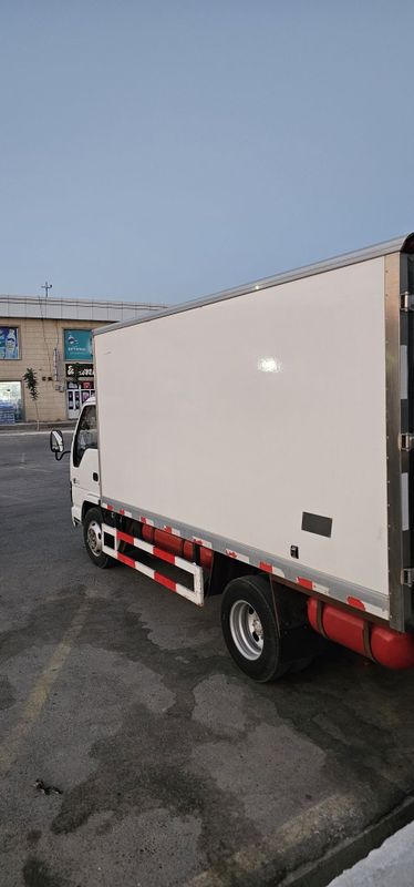 Isuzu 2.5 tonnalek Refrejator Xaladelnek kraska toza yoqilg'i metan Isuzu 2.5 tonnalek Refrejator Xaladelnek kraska toza yoqilg'i metan