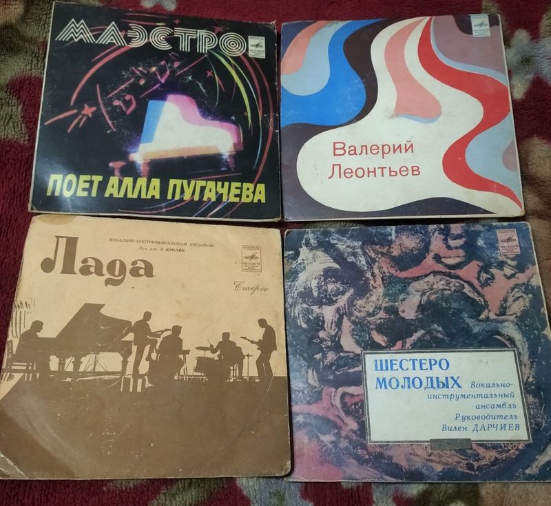 Пластинки маленькие, СССР по 10000сум..