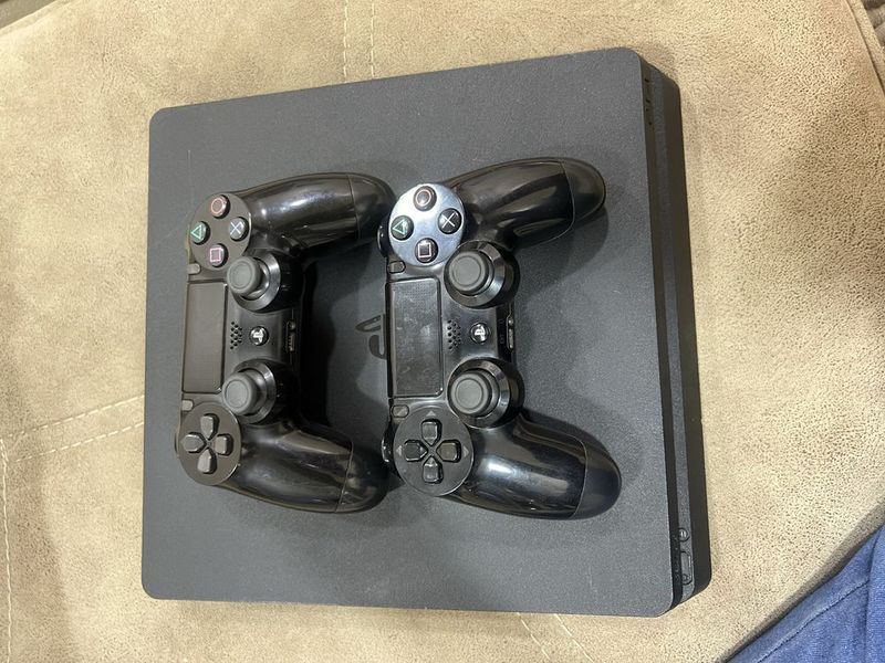 PS 4 slim в идеальном состоянии с топовыми играми с двумя джойстиками PS 4 slim в идеальном состоянии с топовыми играми с двумя джойстиками