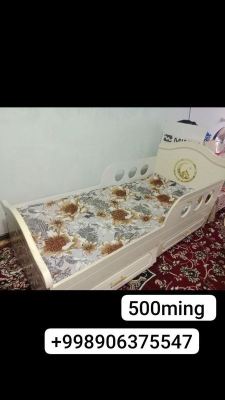 Bolalar kravati va stol Bolalar kravati va stol