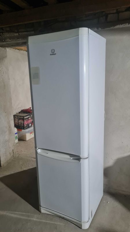 Холодильник INDESIT в хорошем рабочем состоянии Холодильник INDESIT в хорошем рабочем состоянии