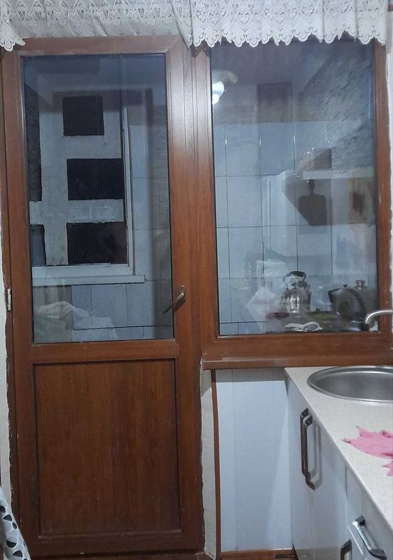Продается пластиковая акфа дверь с окном Продается пластиковая акфа дверь с окном