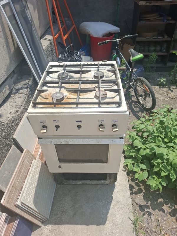 Продам газовую плиту