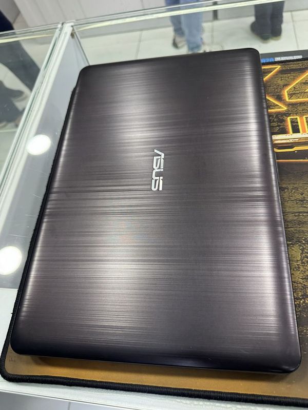Asus i3-6th 8/512ssd mx110 2gb 15.6 HD
