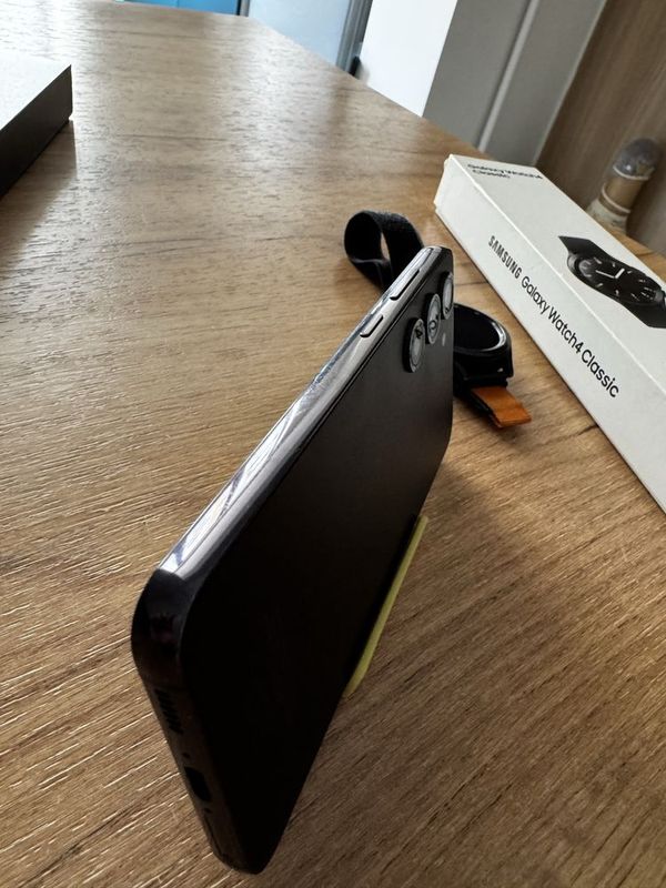 Samsung Galaxy S23 (8/256 ГБ) Samsung Galaxy S23 (8/256 ГБ)