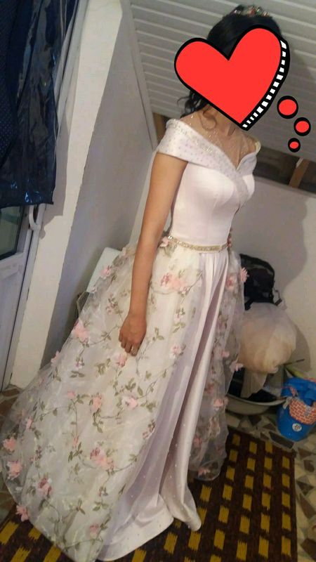Vecherniy ko'ylak 1 Marta kiyilgan qiz bazmda Vecherniy ko'ylak 1 Marta kiyilgan qiz bazmda