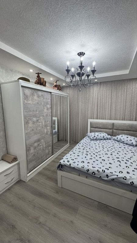 Двухспальный кроват, шкаф, 2 тумбочка, трюмо и один комот Двухспальный кроват, шкаф, 2 тумбочка, трюмо и один комот