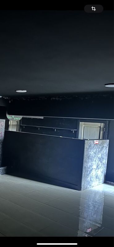 Срочно !!Барная стойка сделана пож заказ с полками внутри очен удоьная Срочно !!Барная стойка сделана пож заказ с полками внутри очен удоьная