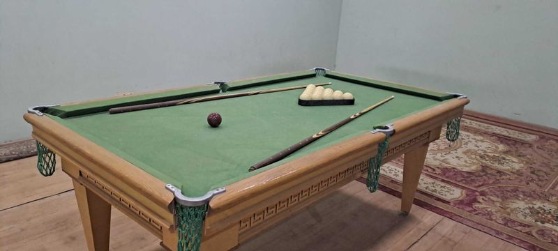 Бильярдный стол с комплектом (2 кия, шары, угольник) Бильярдный стол с комплектом (2 кия, шары, угольник)