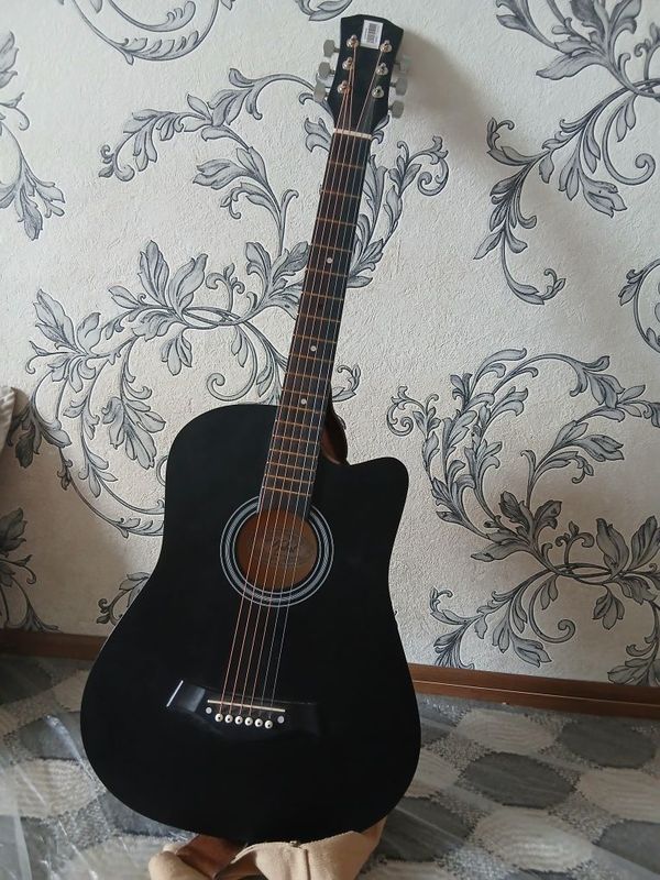 Gitara sotiladi qora rangda K Gitara sotiladi qora rangda K