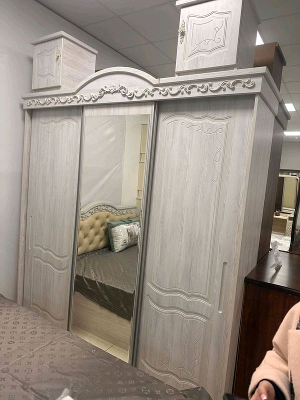 шкаф и кровать совсем новая за 1000$ шкаф и кровать совсем новая за 1000$