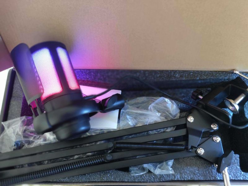 Mikrofon RGB lik podcast va ko`rsatuvlar uchun