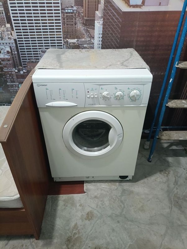 Indesit Кир ювиш машинаси сотилади Indesit Кир ювиш машинаси сотилади