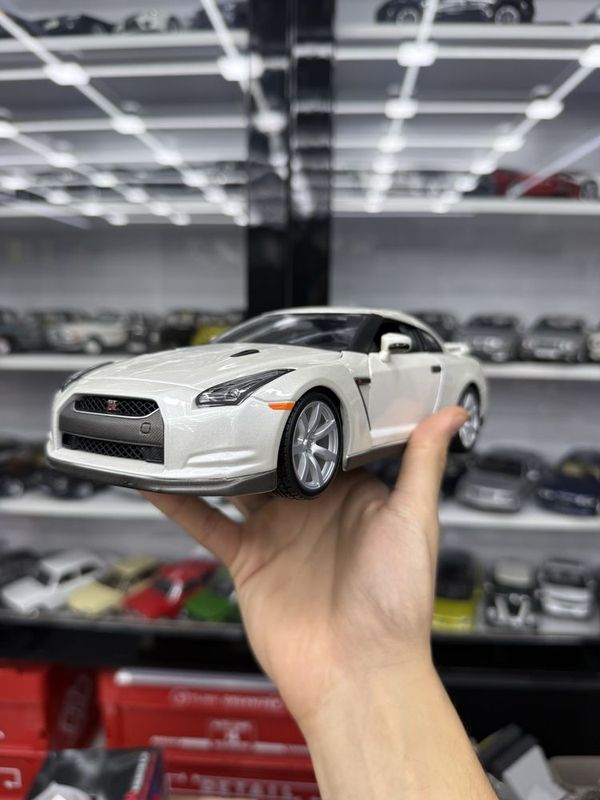 Bburago Nissan GT-R 35 1:18 Bburago Nissan GT-R 35 1:18