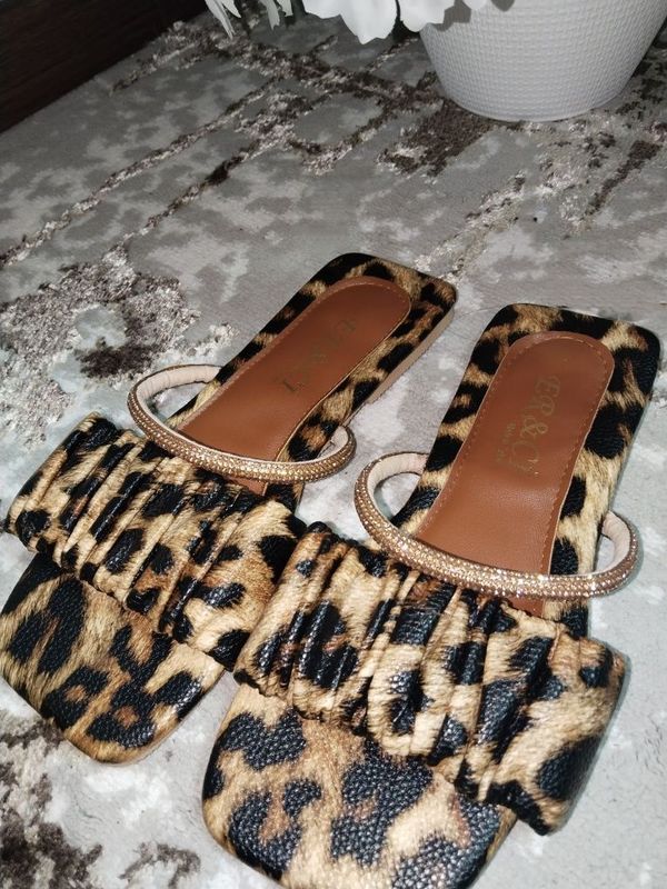 тапочки новые Tiger тапочки новые Tiger