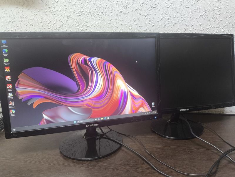 Samsung S22D300 22" LED FHD 75Hz 2шт Samsung S22D300 22" LED FHD 75Hz 2шт