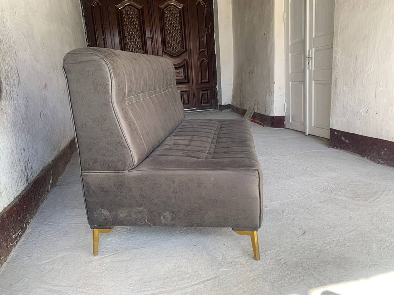 Sotiladi kafe uchun divan Sotiladi kafe uchun divan
