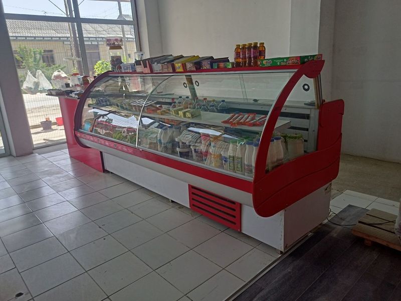 Vitrina oldi yoysimon shakldagi xolodilnik 2,5 metr Vitrina oldi yoysimon shakldagi xolodilnik 2,5 metr