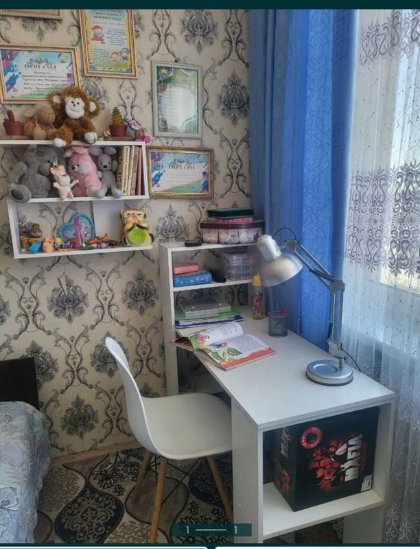 Продаю письменный стол и стул Продаю письменный стол и стул