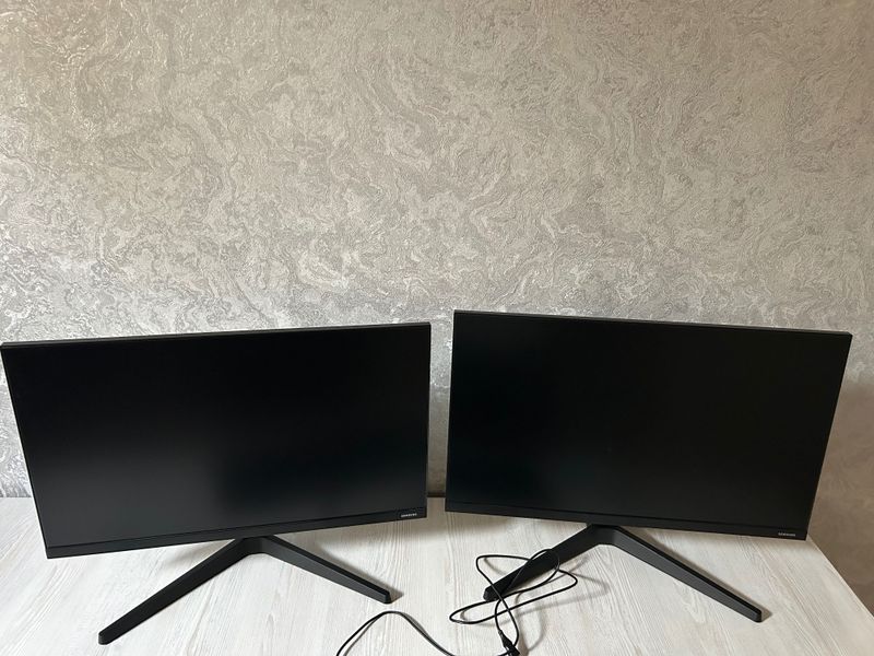 Продам 2 монитора за 100$ Продам 2 монитора за 100$