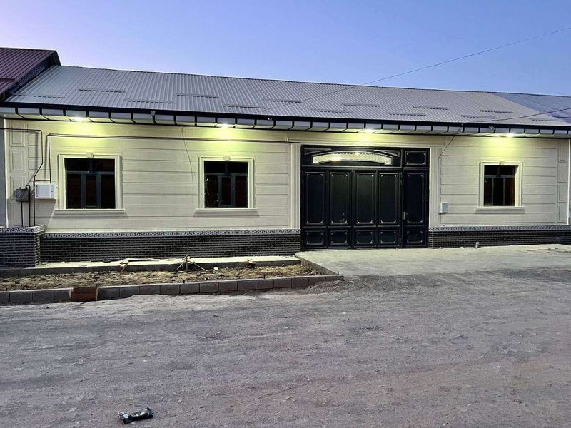 Hovli sotiladi. 6 sutx 6ta xonasi bor.