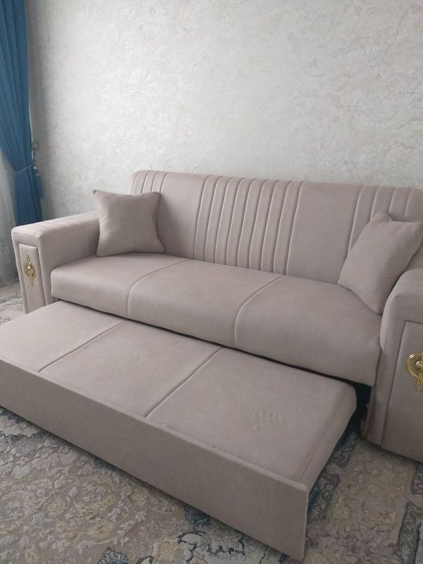 Divan +kravat yangi
