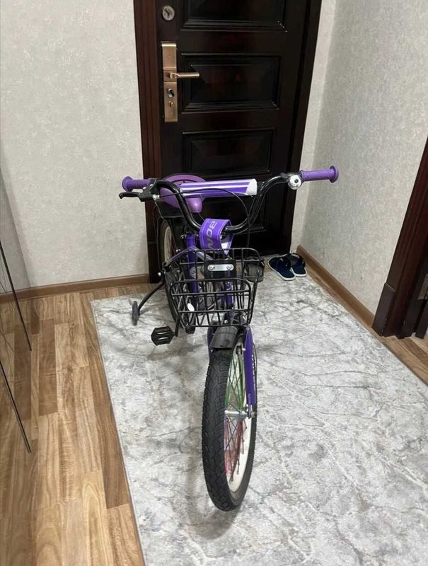 Qiz bola uchun velosiped.