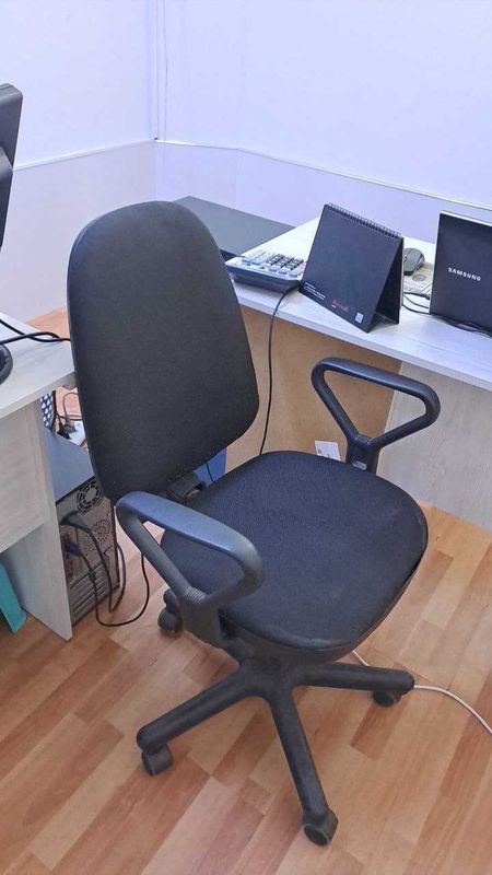 Продаётся 1 кресло и 1 стул в среднем состоянии Продаётся 1 кресло и 1 стул в среднем состоянии