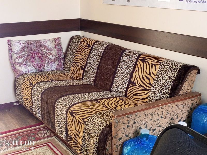 Divan sotiladi. Prujinalari joyida Divan sotiladi. Prujinalari joyida