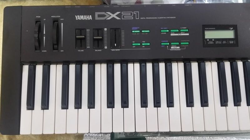 Yamaha DX21 синтезатор