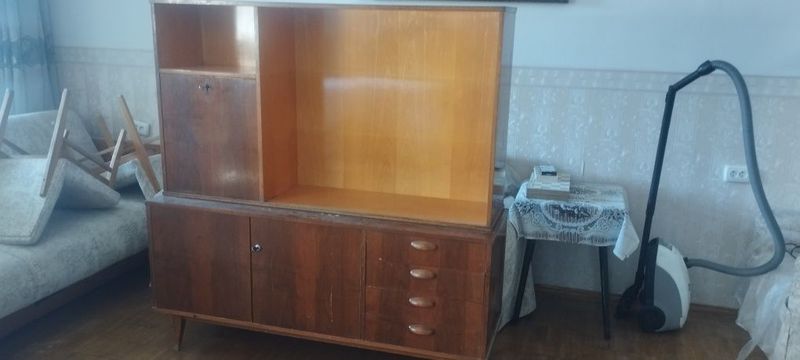 отдам даром сервант и тумбу. отдам даром сервант и тумбу.