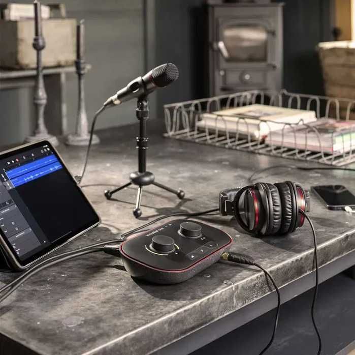 Продам Микрофон + Звук. Карта + Наушники Focusrite Vocaster One Studio Продам Микрофон + Звук. Карта + Наушники Focusrite Vocaster One Studio