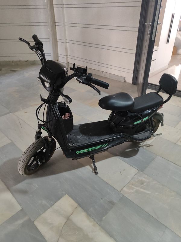 Cavalo elektron skuter , tezligi 30 km/soat , holati o'rta Cavalo elektron skuter , tezligi 30 km/soat , holati o'rta