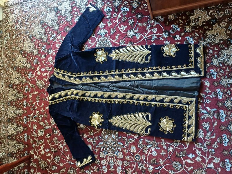 To'n erkaklarga, yengi, kiyilmagan To'n erkaklarga, yengi, kiyilmagan