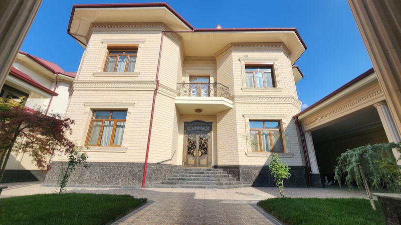 Срочно продаётся дом, Американское посольство Срочно продаётся дом, Американское посольство