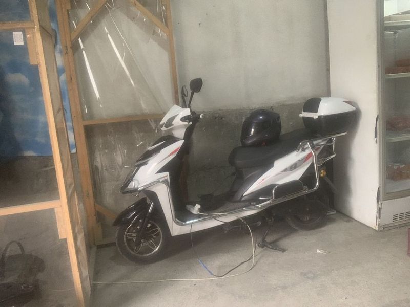 sukter sotiladi rangi oq sukter sotiladi rangi oq