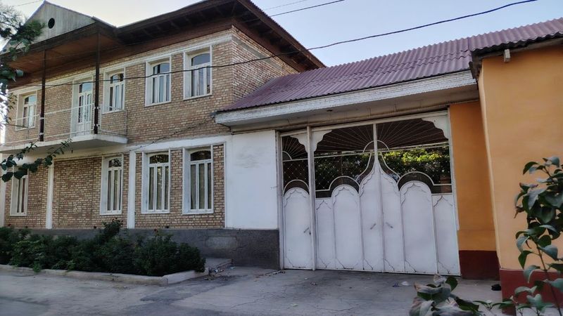 Hovli uy sotiladi