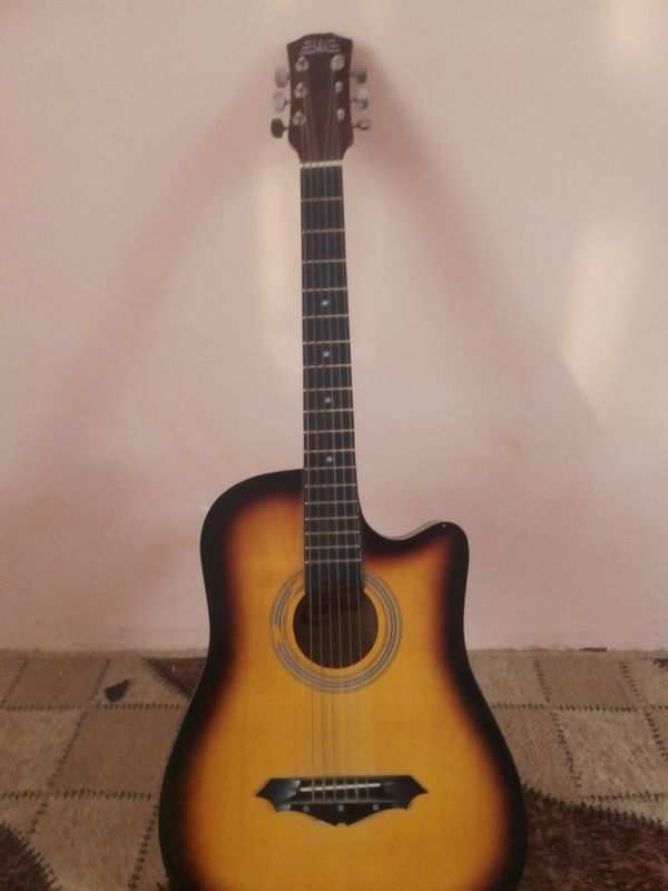 Gitara sotiladi holati yaxshi